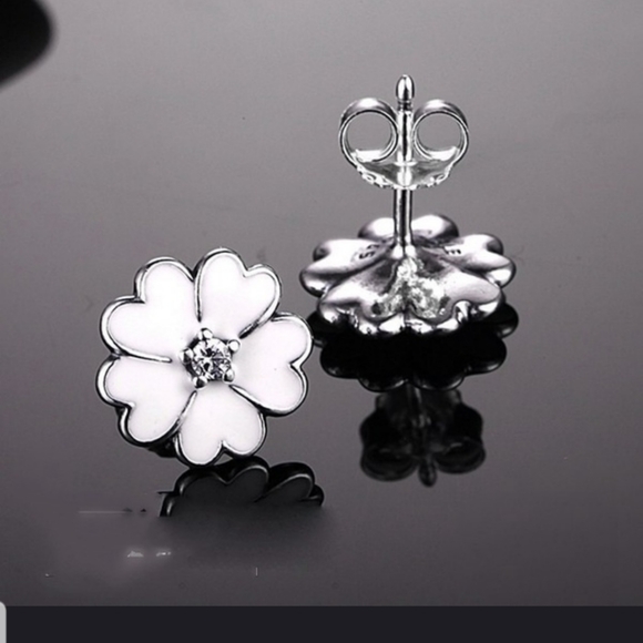 Cute and dainty Sterling Silver flower earrings - Picture 2 of 6